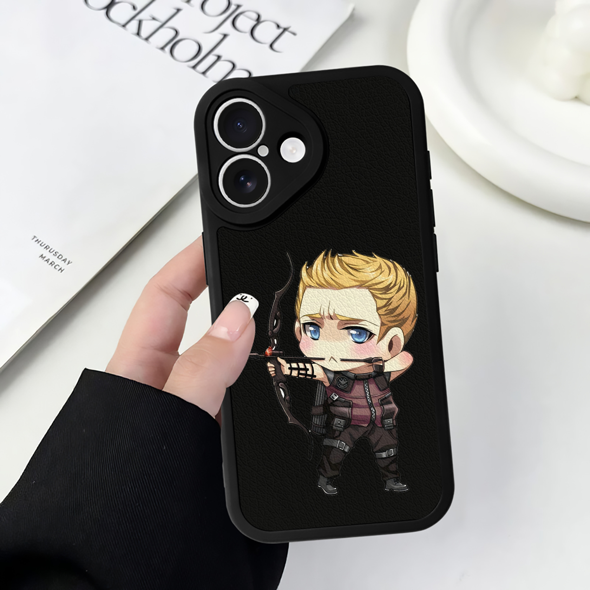 （画像用） アベンジャーズ The Avengers 【iPhone 16シリーズ対応】シリコンスマホケース（レザー調） 材質：シリコン